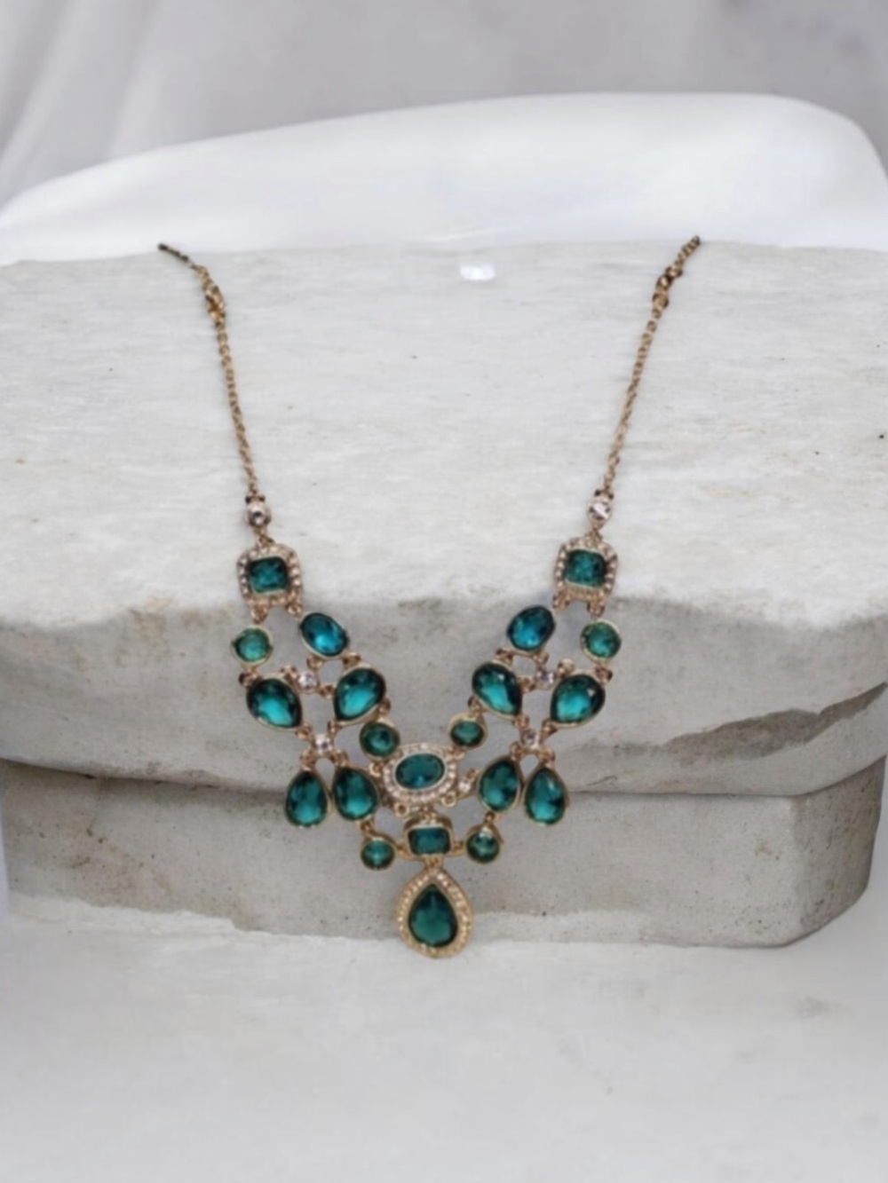 CAROLEE Gemstone Crystal Statement Necklace Gold - Picture 7 of 11